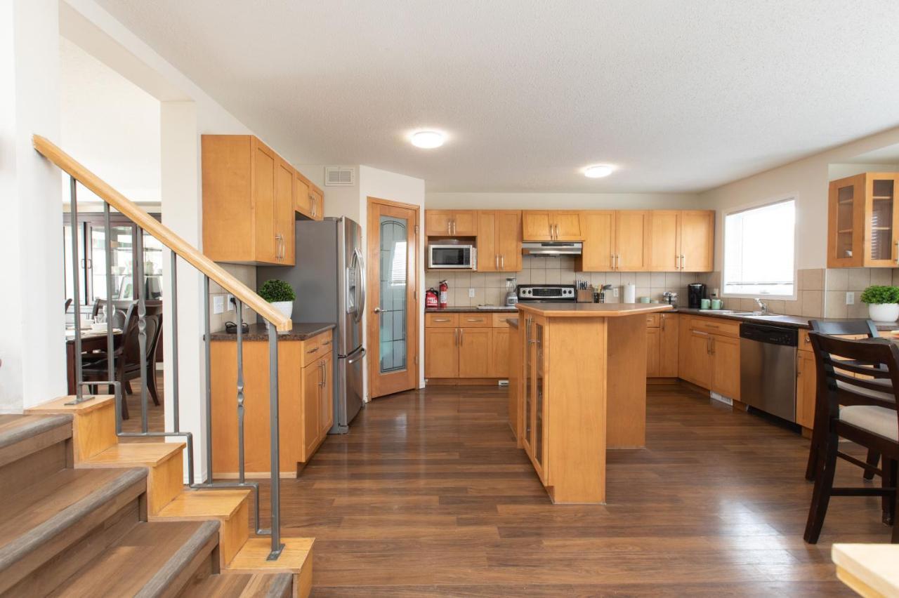 וויניפג Elegant 6 Bedroom House Near U Of Manitoba מראה חיצוני תמונה
